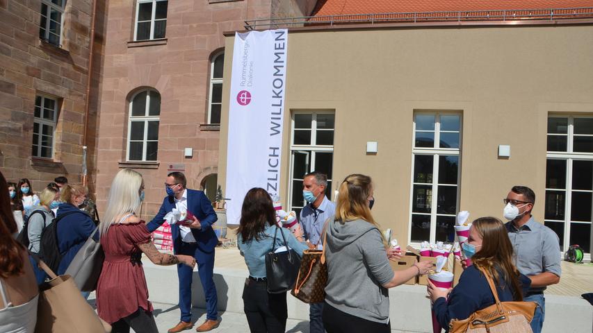 Mit Schultüten begrüßt werden die ersten Schülerinnen und Schüler der Fachschule für Kinderpflege. Die Rummelsberger Anstalten sind mit ihrer Schule von der Weißenburger Wülzburg ins sanierte Alte DG nach Schwabach umgezogen. Damit wird der Schulstandort Schwabach weiter aufgewertet.