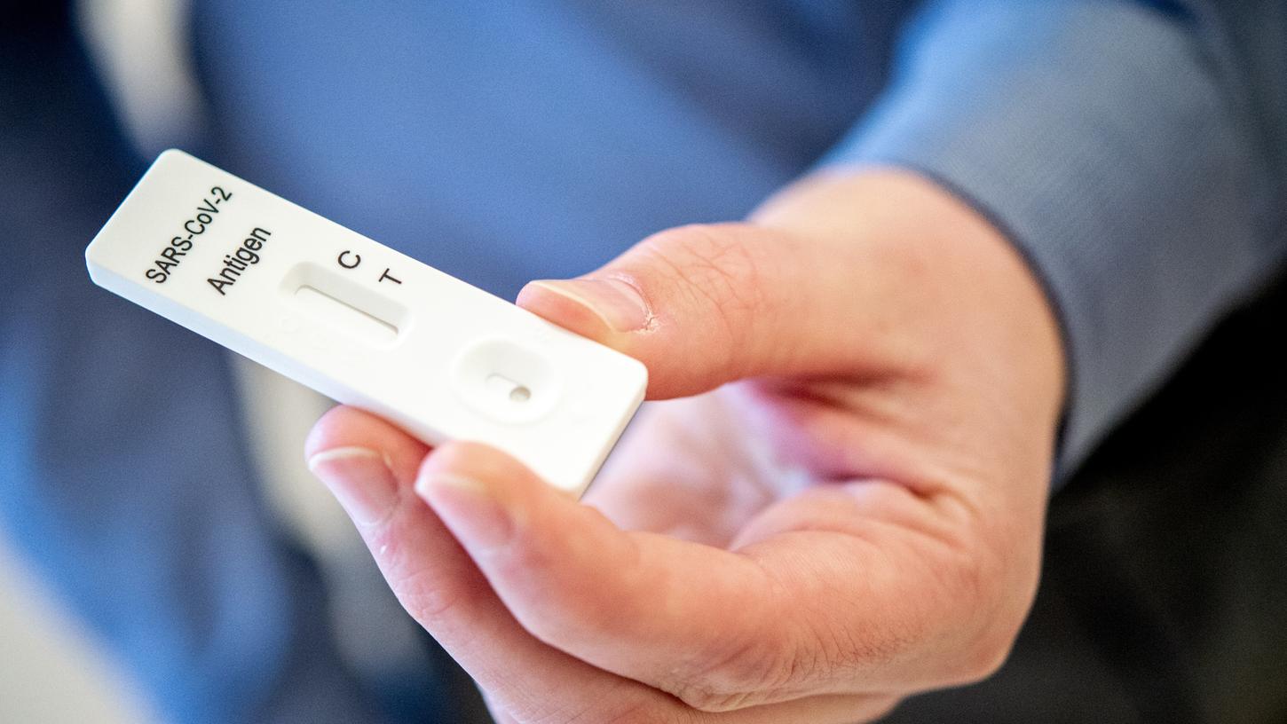 Ein Mann hält einen Schnelltest zur Erkennung des Coronavirus in den Händen. Besucher des Klinikums Neumarkt müssen einen negativen Test vorweisen, auch wenn sie geimpft oder genesen sind.
Ein Mann hält einen Schnelltest zur Erkennung des Coronavirus in den Händen. Besucher des Klinikums Neumarkt müssen einen negativen Test vorweisen, auch wenn sie geimpft oder genesen sind.