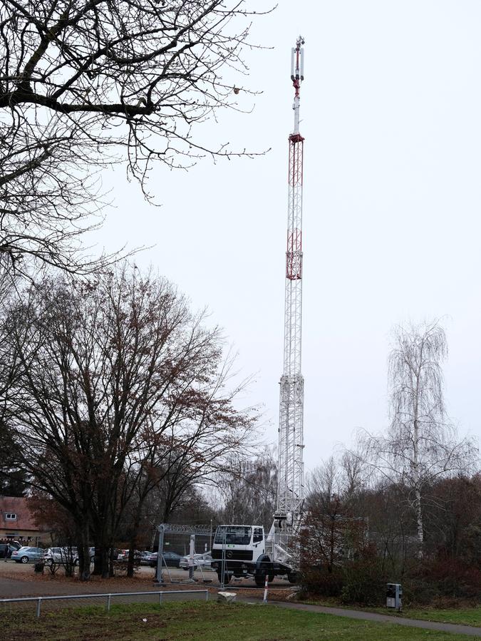30 Meter ist der Mast hoch, der das digitale Funknetzt der Polizei, der Feuerwehr und der Rettungsdienste verstärken soll. Von der Kilianstraße aus ist er zu sehen.