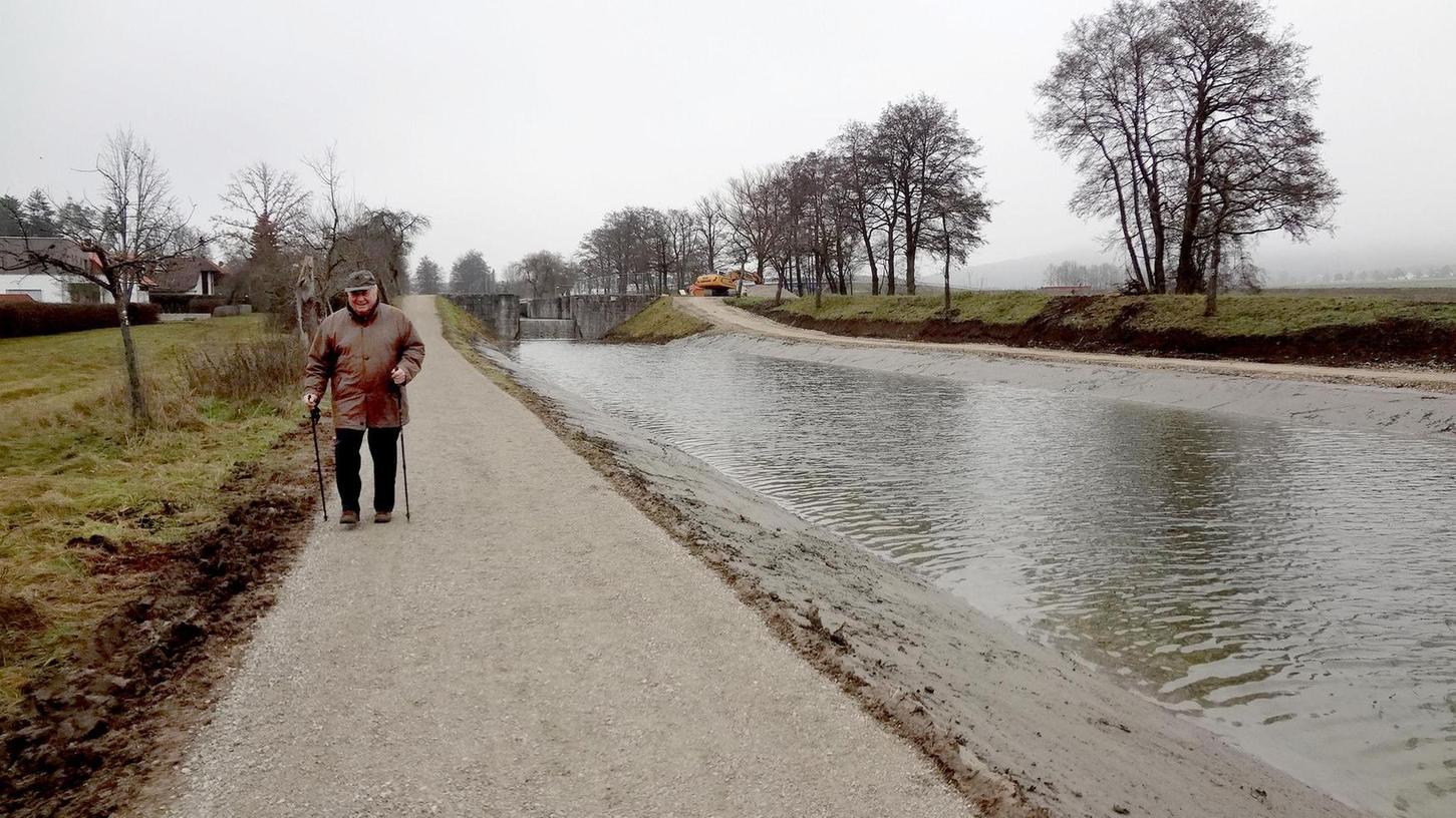 Die Sanierung des Kanals bei Mühlhausen ist abgeschlossen. Der Bagger (im Bild rechts oben ) hat es nur mehr mit Restarbeiten zu tun.
 
  