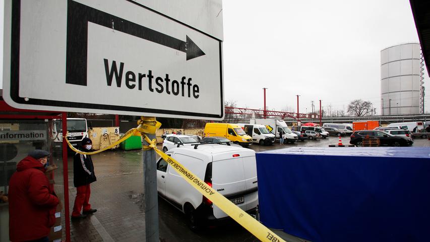 Die Werstoffhöfe in Nürnberg haben trotz Lockdown geöffnet. Allerdings appelliert Reinhard Arndt vom Abfallwirtschaftsbetrieb Stadt Nürnberg (ASN) an die Nürnberger, nur dann zu kommen, wenn es absolut notwendig ist.