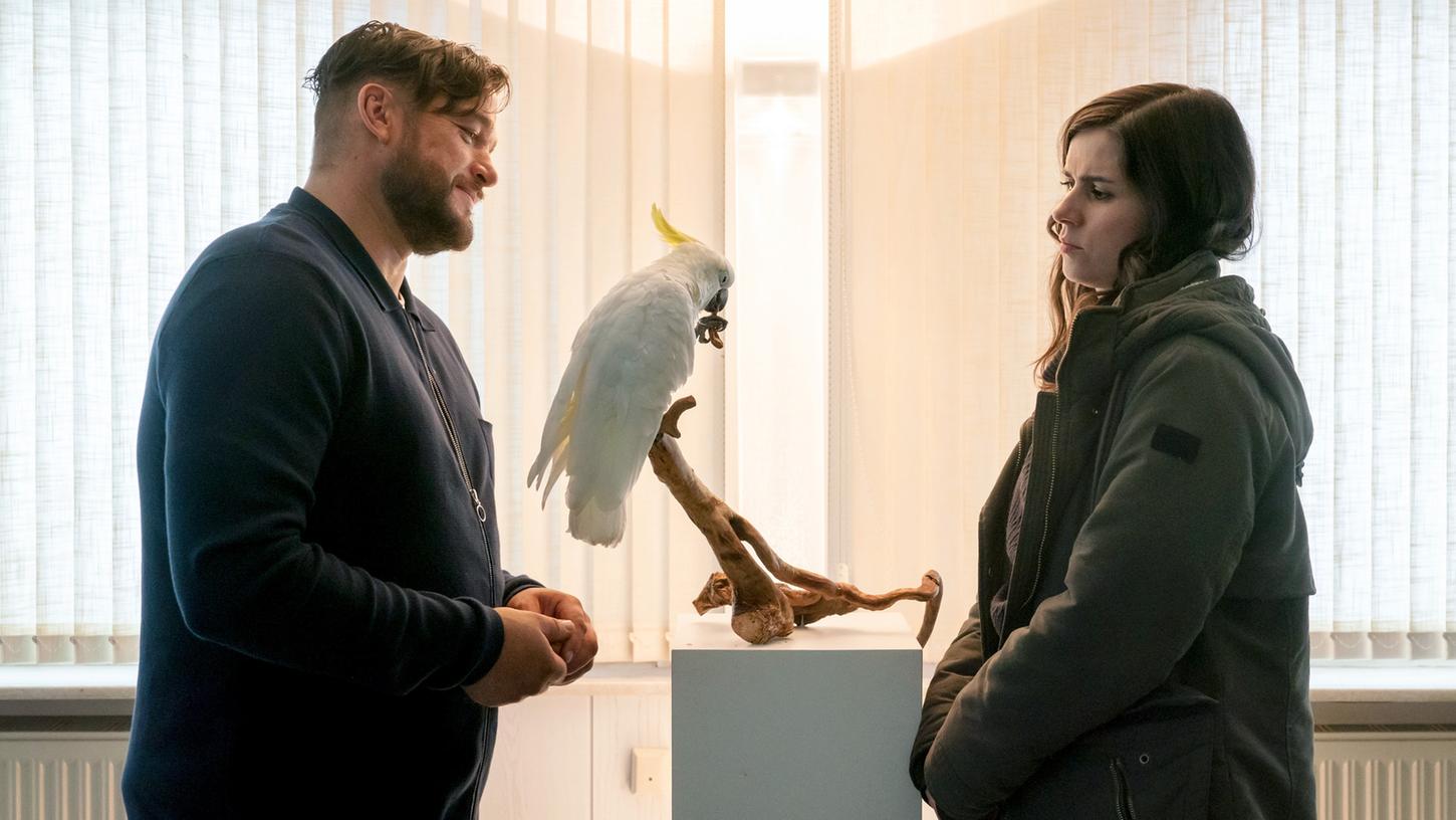 Kira Dorn (Nora Tschirner) befragt John Geist (Ronald Zehrfeld), den Chef der Sicherheitsfirma "Geist Security", der Papageien züchtet.