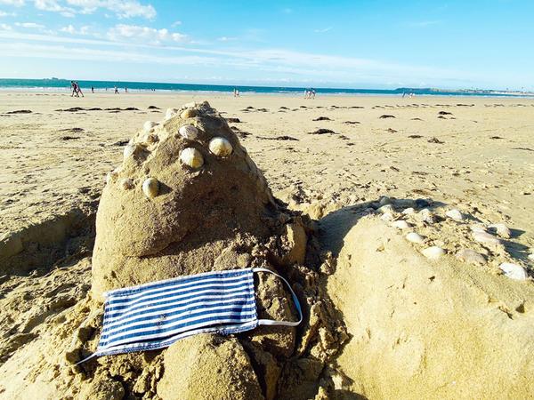Das gab es vor 2020 kaum. Eine Maske am Strand im französischen Saint Malo.
Das gab es vor 2020 kaum. Eine Maske am Strand im französischen Saint Malo.
