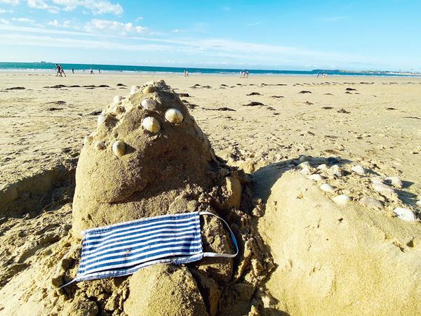 Das gab es vor 2020 kaum. Eine Maske am Strand im französischen Saint Malo.