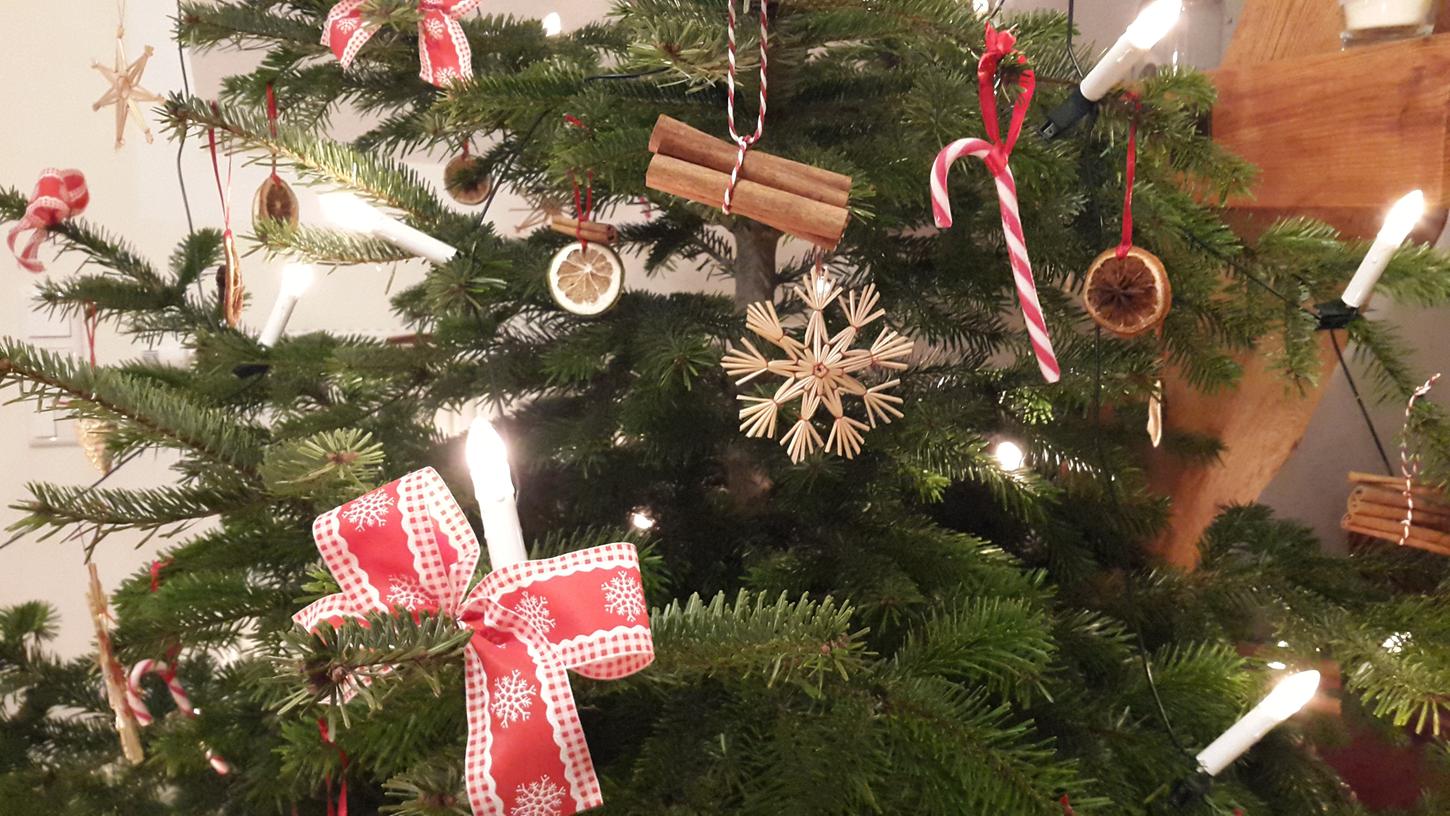 Ist Weihnachten vorüber, kann der Baum abgeschmückt und an einer Sammelstelle abgegeben werden.
Ist Weihnachten vorüber, kann der Baum abgeschmückt und an einer Sammelstelle abgegeben werden.
