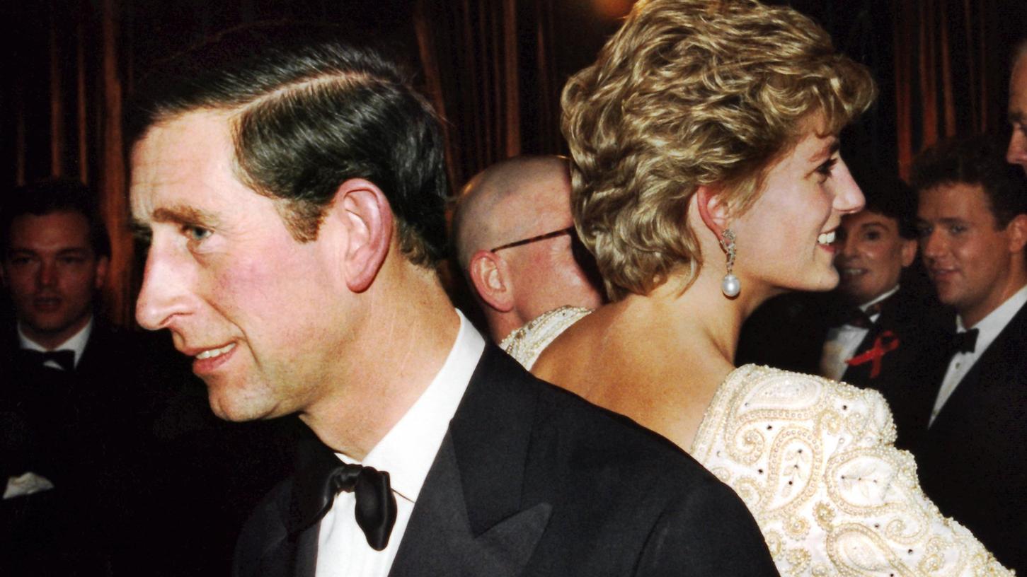 Ein Bild mit Symbolcharakter: Viel zu sagen hatten sich Lady Diana und Prince Charles in ihrer Ehe wohl eher nicht. Trotzdem hatte das Paar viele gemeinsame Verpflichtungen.