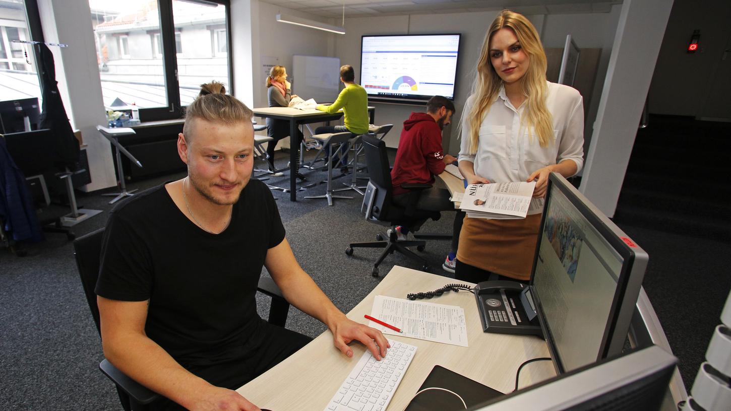 Engagiert und auf allen Kanälen unterwegs: zwei unserer Volos am Newsdesk. Engagiert und auf allen Kanälen unterwegs: zwei unserer Volos am Newsdesk.
