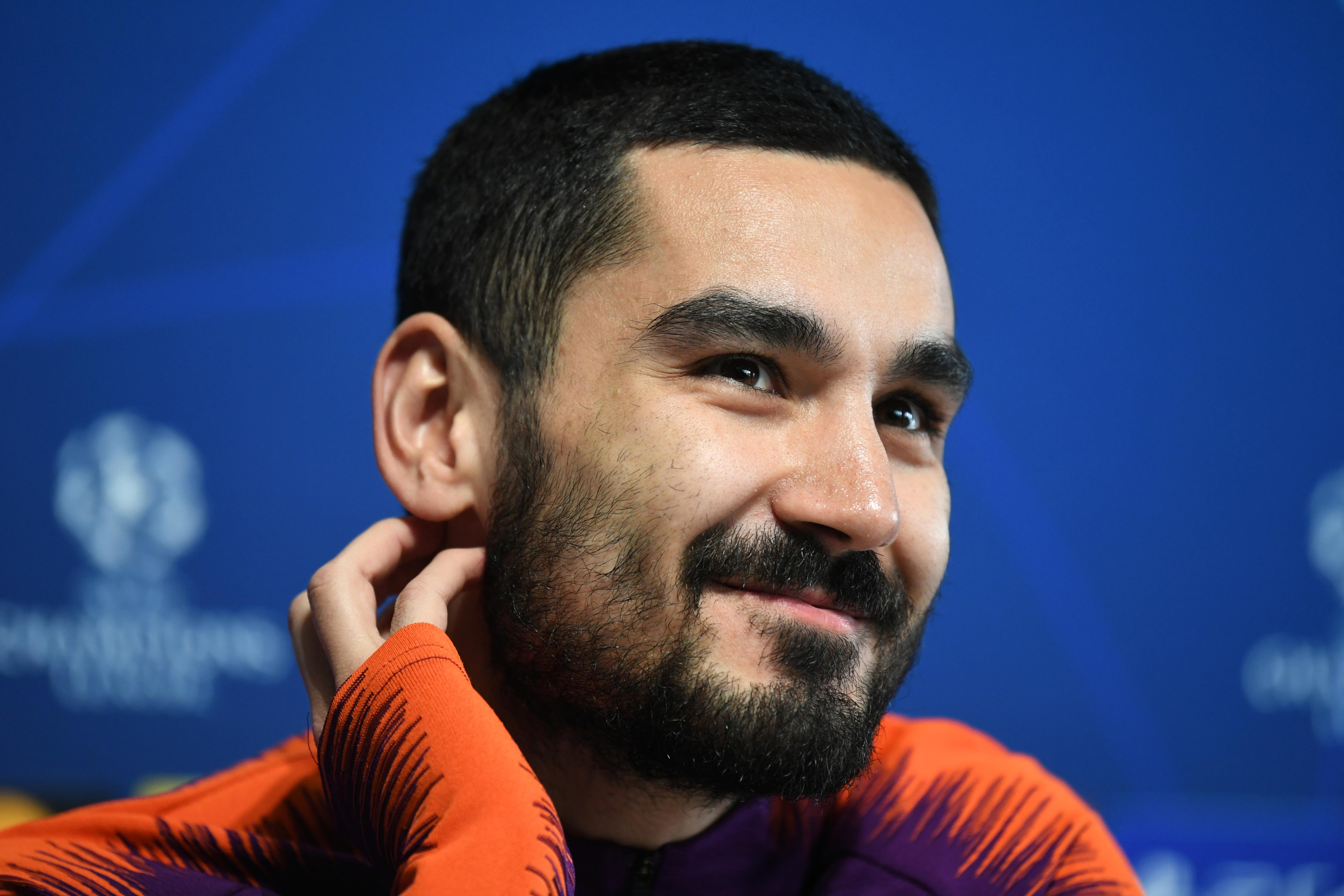 Ex Cluberer Gundogan Uberrascht Pflegebedurftige Fans Sport Nordbayern De
