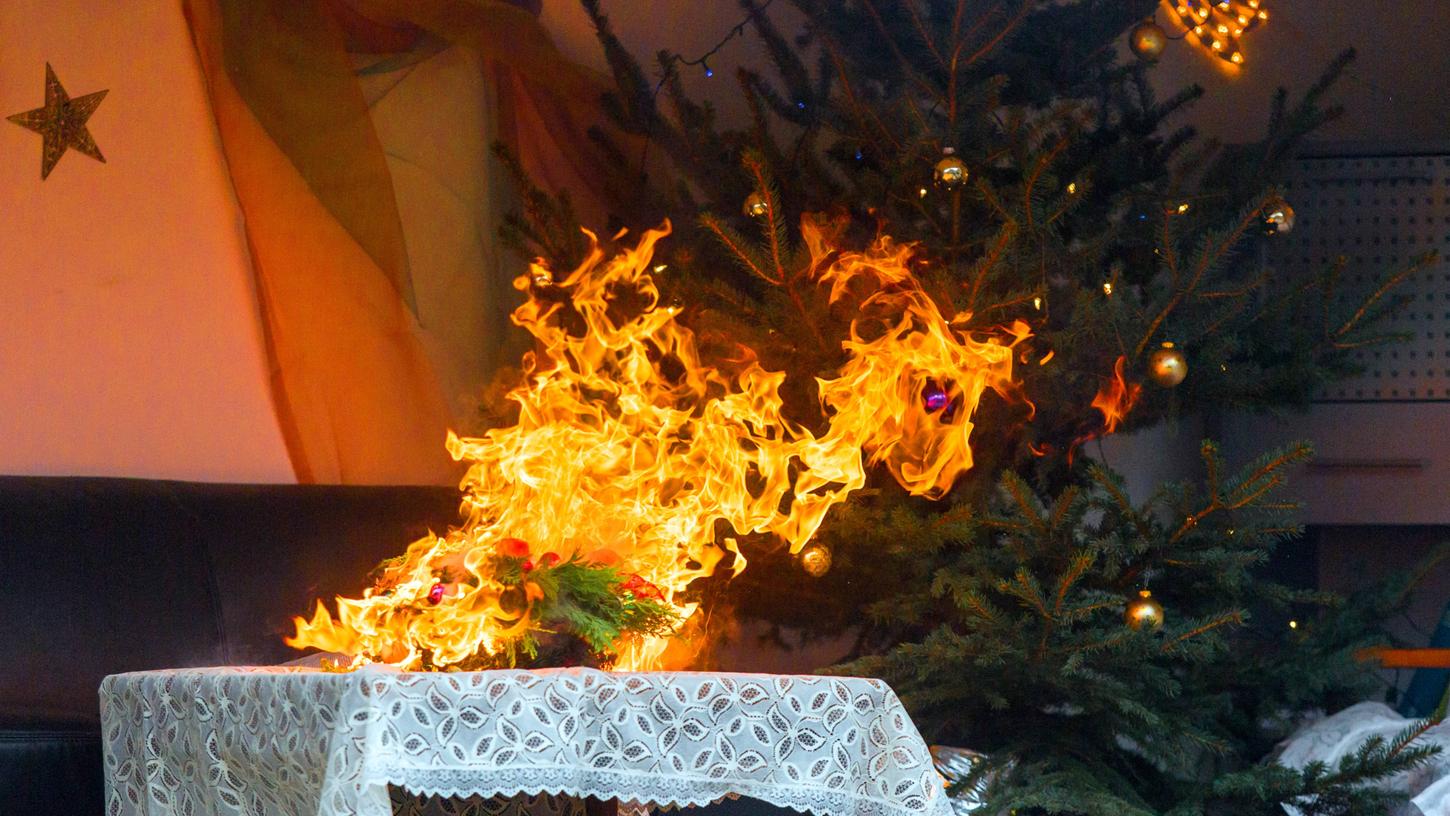 Damit der simmulierte Zimmerbrand zur Weihnachtszeit keine Realität wird, gibt Kreisbrandrat Norbert Thiel Tipps zum Brandschutz.