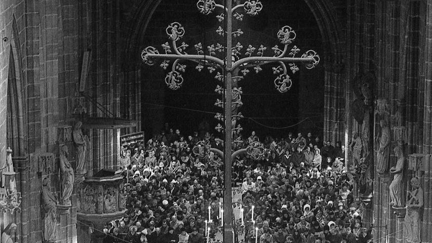 Nürnbergs Kirchen, die evangelischen und die katholischen, waren auch zur Weihnacht 1970 überfüllt. Die Gläubigen kamen zu Christvesper und Mette, sie besuchten die Gottesdienste an den Feiertagen. Hier geht's zum Kalenderblatt vom 28. Dezember 1970: Kirchen auch heuer gut besucht