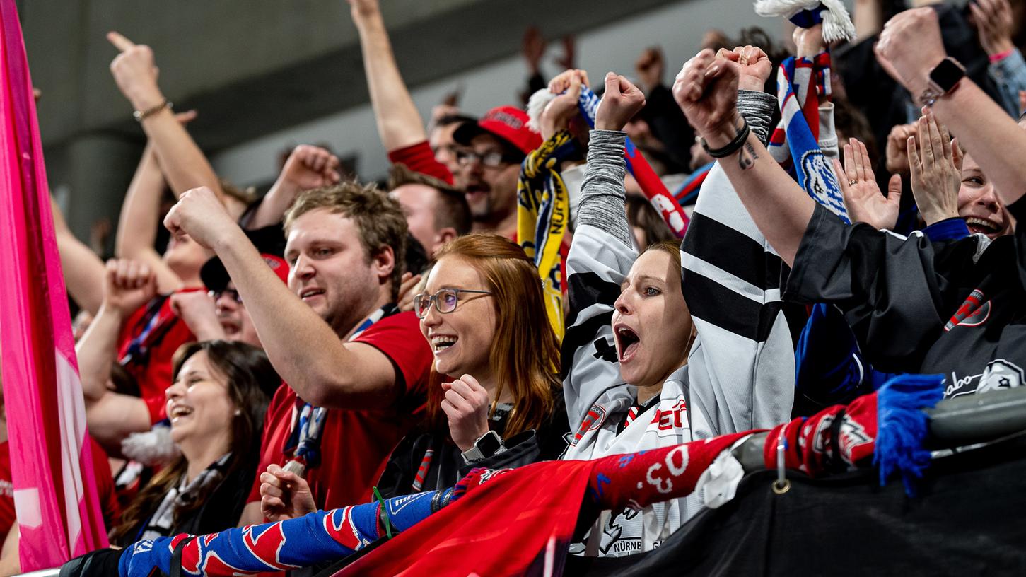 Bunt, jung, alt, laut - und am Mittwochabend allenfalls auf dem Sofa mit dabei: die Fans der Nürnberg Ice Tigers.