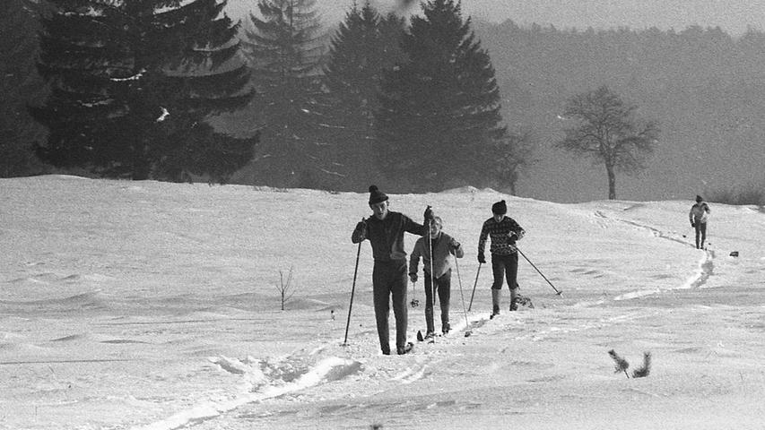 Im Windschatten durch die Loipe: Die Nürnberger frönten ihrer Begeisterung für das Skifahren. Dafür mussten es nicht immer die großen Skigebiete in den Alpen sein, der Bayerische Wald war auch beliebt. Hier geht's zum Kalenderblatt vom 29. Dezember: Die Armee der "Pistenrutscher".