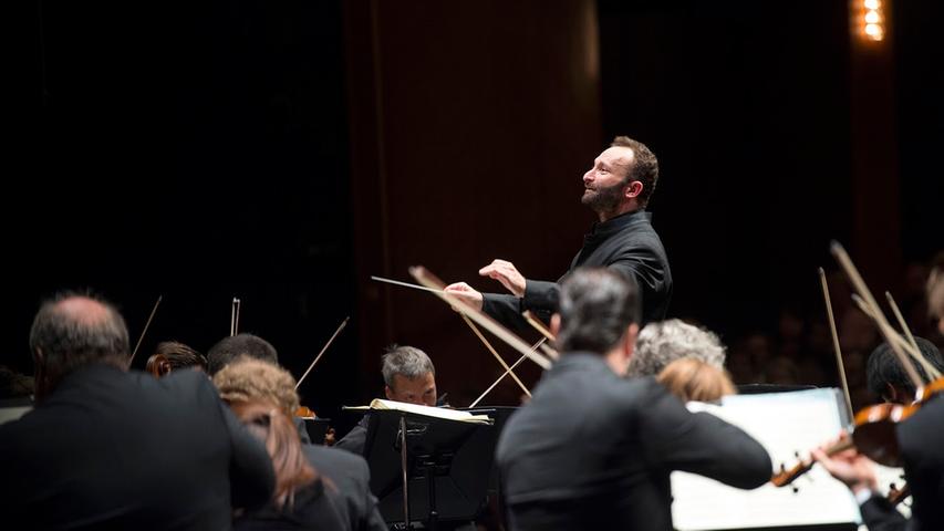 Der Sender Arte überträgt, wenn Chefdirigent Kirill Petrenko am 31. Dezember zum Silvesterkonzert der Berliner Philharmoniker lädt. In die Berliner Philharmonie dürfen jedoch keine Zuschauer, es handelt sich also um eine Art Geisterkonzert. 