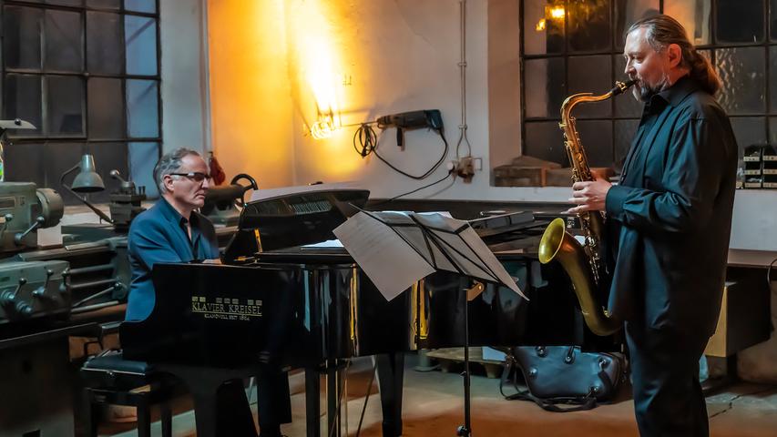 Der Jazzkomponist und -Pianist Volkmar Studtrucker (li.), hier zusammen mit Markus Rießbeck am Saxofon, stimmt sich mit "Stille Nacht" auf Weihnachten ein - "aber bitte nicht kitschig gespielt".