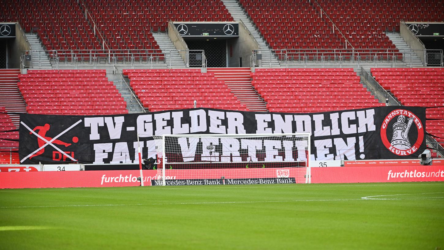 "TV-Gelder endlich fair verteilen!" steht auf einem Banner, der im Stuttgarter Stadion gespannt ist. Die Fans fordern seit Jahren, die Kluft zwischen Groß und Klein zu verringern.