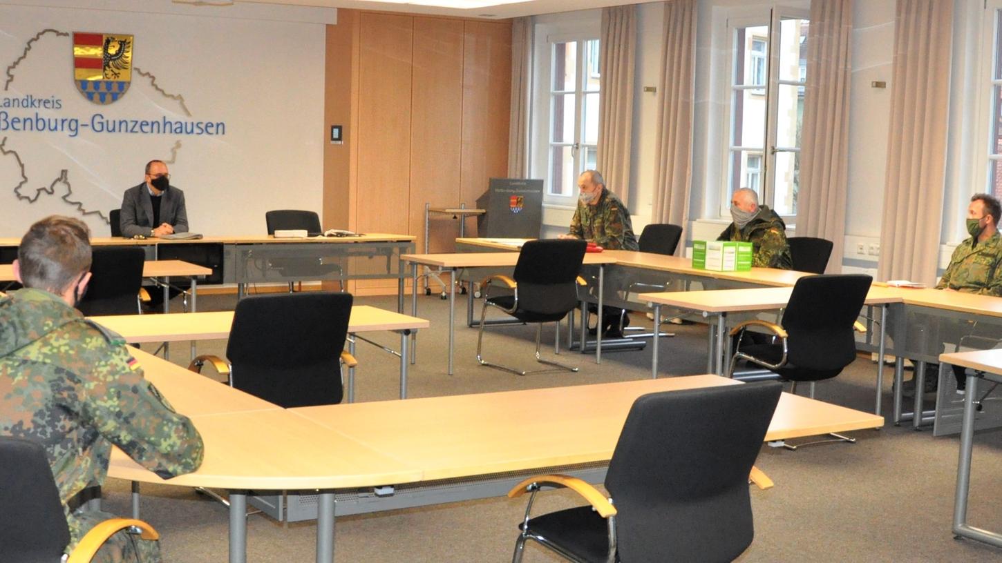 „Helfende Hände“ für Einrichtungen im Landkreis: Ein Teil der eingesetzten Bundeswehrkräfte waren zur Einsatzbesprechung mit Landrat Manuel Westphal und der zuständigen Juristin Lidia Bechthold im Landratsamt. „Helfende Hände“ für Einrichtungen im Landkreis: Ein Teil der eingesetzten Bundeswehrkräfte waren zur Einsatzbesprechung mit Landrat Manuel Westphal und der zuständigen Juristin Lidia Bechthold im Landratsamt.