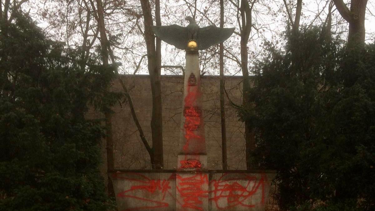 Kripo ermittelt: Fliegerdenkmal am Luitpoldhain mit roter Farbe beschmiert