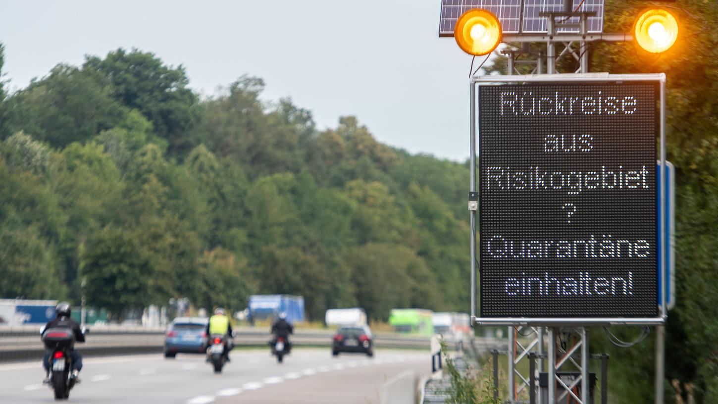 Auf der Autobahn A7 werden Reisende aus Risikogebieten mit einer Leuchttafel auf die notwendigen Quarantänemaßnahmen hingewiesen.