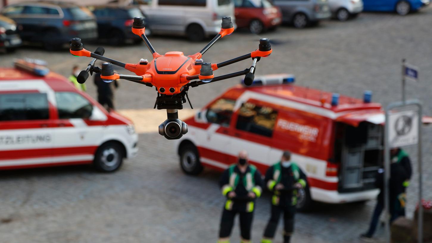 Im Auge der Feuerwehr: Nürnberger Brandbekämpfer machen sich neuerdings mit Drohnen und Wärmebildkamera aus der Vogelperspektive ein Bild von Einsatzorten. Im Auge der Feuerwehr: Nürnberger Brandbekämpfer machen sich neuerdings mit Drohnen und Wärmebildkamera aus der Vogelperspektive ein Bild von Einsatzorten.