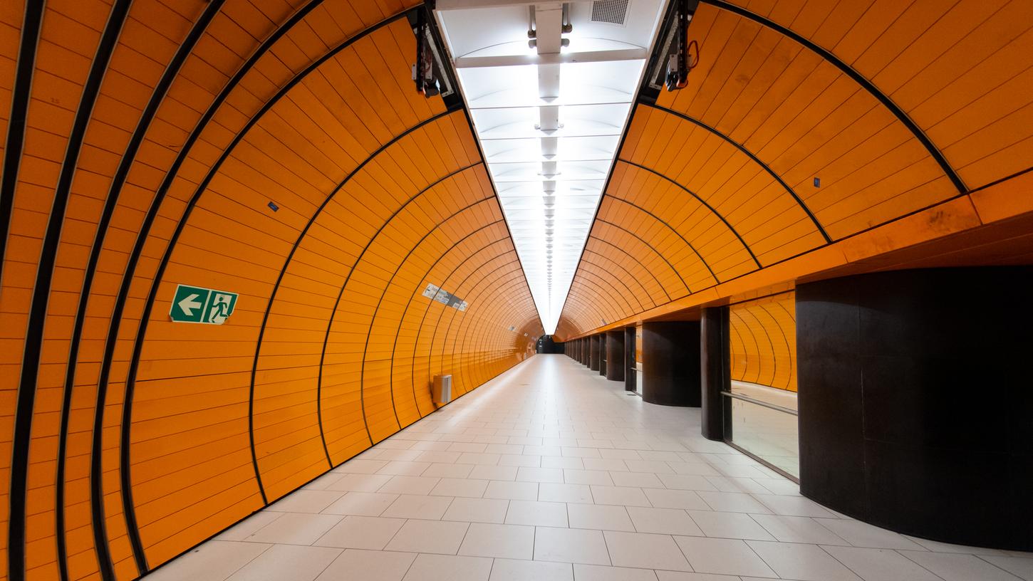 Ein Betrunkener war am Samstagmorgen an der U-Bahn-Haltestelle Marienplatz ins Gleis gestürzt. Ein Betrunkener war am Samstagmorgen an der U-Bahn-Haltestelle Marienplatz ins Gleis gestürzt.