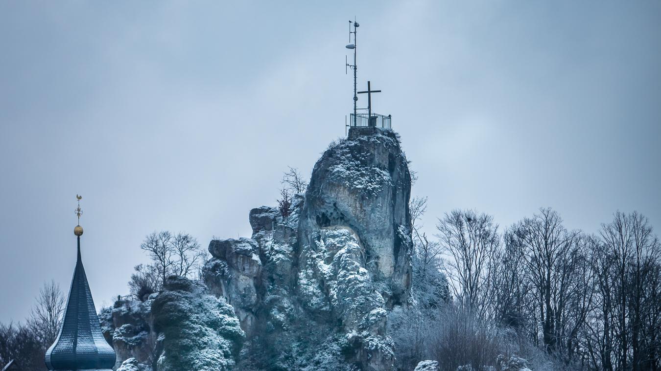 Das Wahrzeichen in Wichsenstein im Schneegewand.