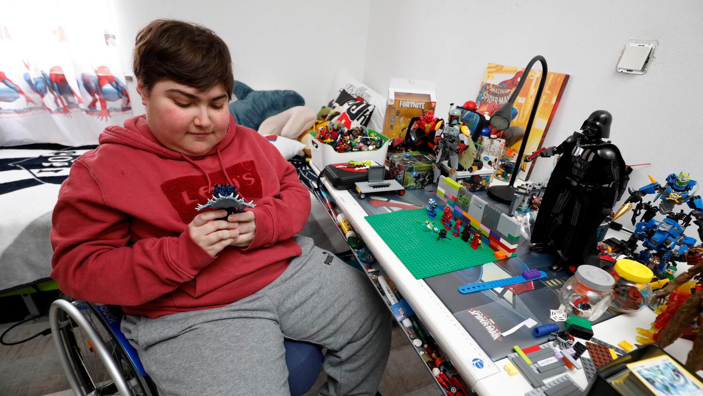 Barbaros muss mit einer Behinderung klar kommen, ist aber ein heller Kopf, der sich viele tiefe Gedanken über das Leben macht - und nicht Playstation, sondern auch begeistert mit Lego spielt. 