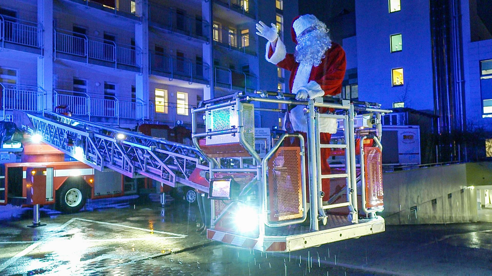 Weihnachtslieder gegen Corona-Frust: Hilfsorganisationen spielen Weihnachtsmusik vor Uniklinikum ab