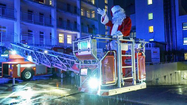 Weihnachtslieder gegen Corona-Frust: Hilfsorganisationen spielen Weihnachtsmusik vor Uniklinikum ab