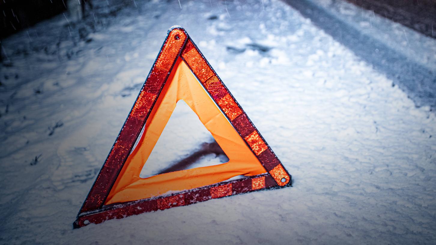 Auch Schnee auf Bäumen kann Unfälle verursachen (Symbolbild).