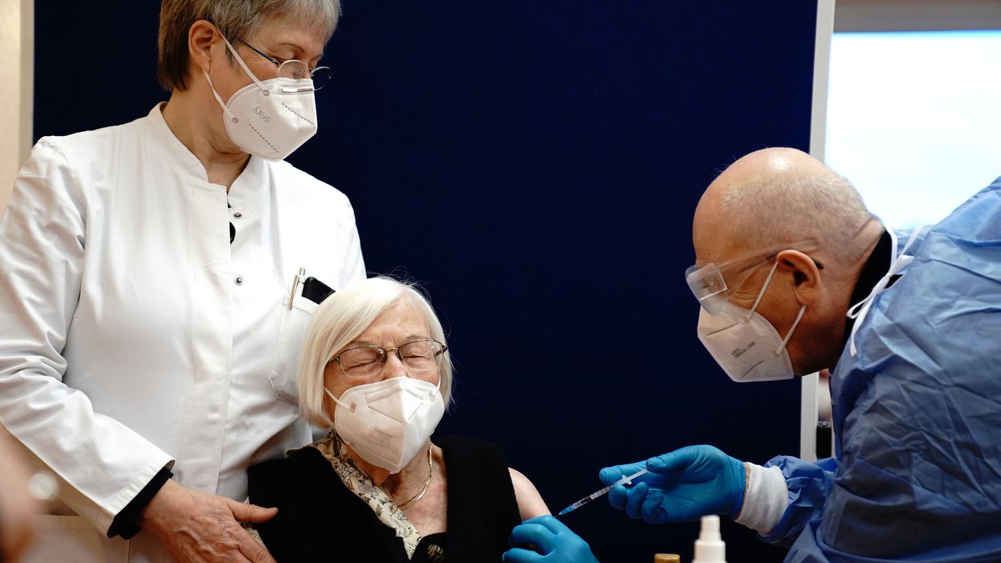Berlin: Eine 101-jährige Bewohnerin wird im Pflegeheim gegen das Coronavirus geimpft.