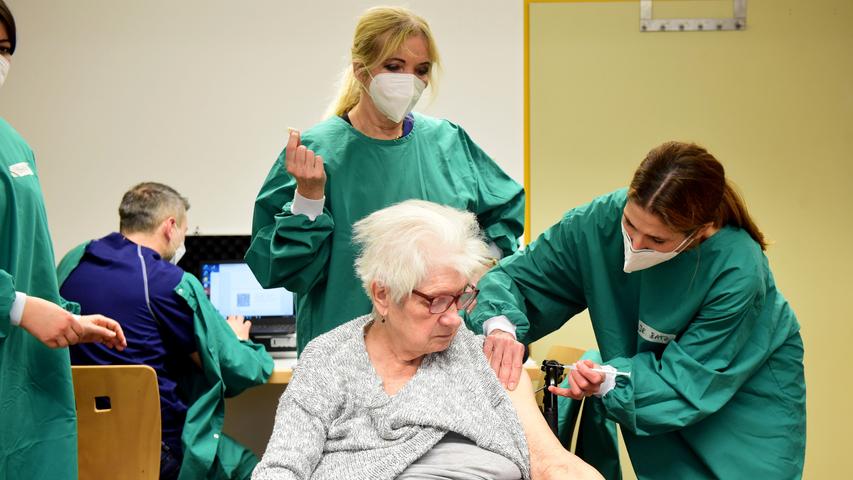 Nach dem Aufklärungsgespräch verabreichte Ärztin Stefanie Batz der 87-jährigen Bewohnerin Aloisia Schönknecht die Spritze.