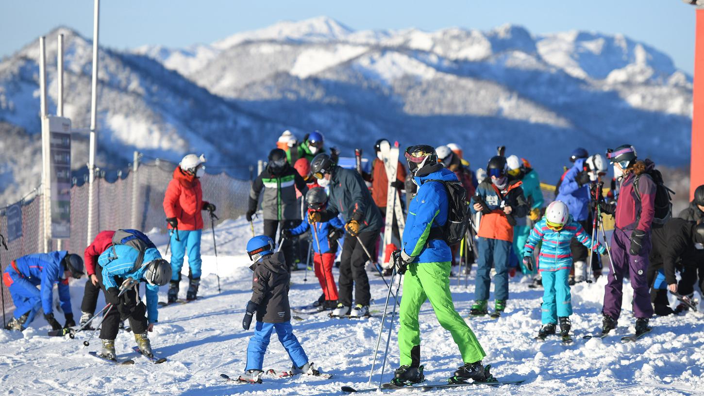Strahlendes Wetter in Österreich: Viele Menschen nutzten das zum Skifahren.