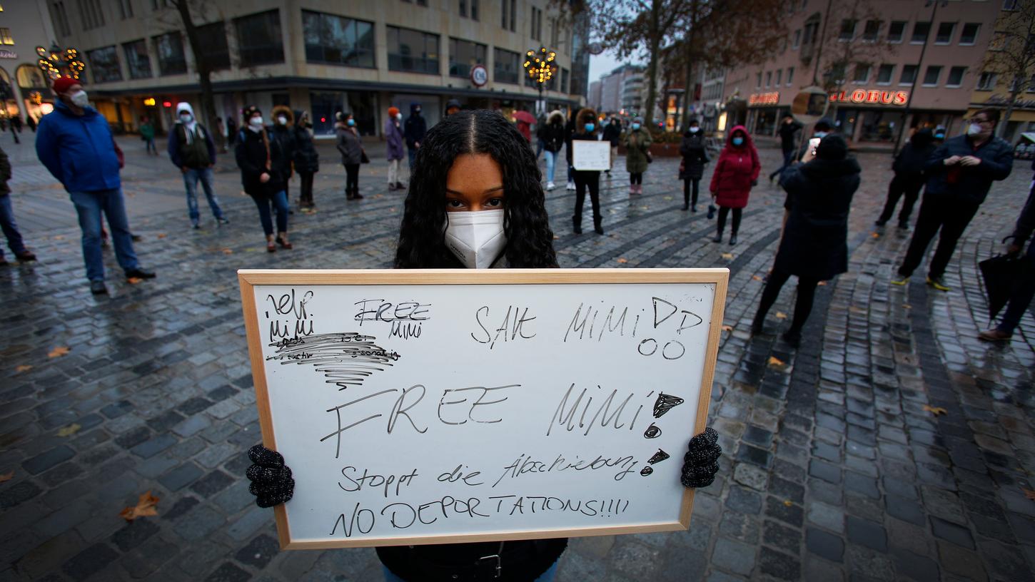 Die Abschiebung von Mimi T. zu stoppen, das forderten ihre Unterstützer bei einer Demonstration in Nürnberg

