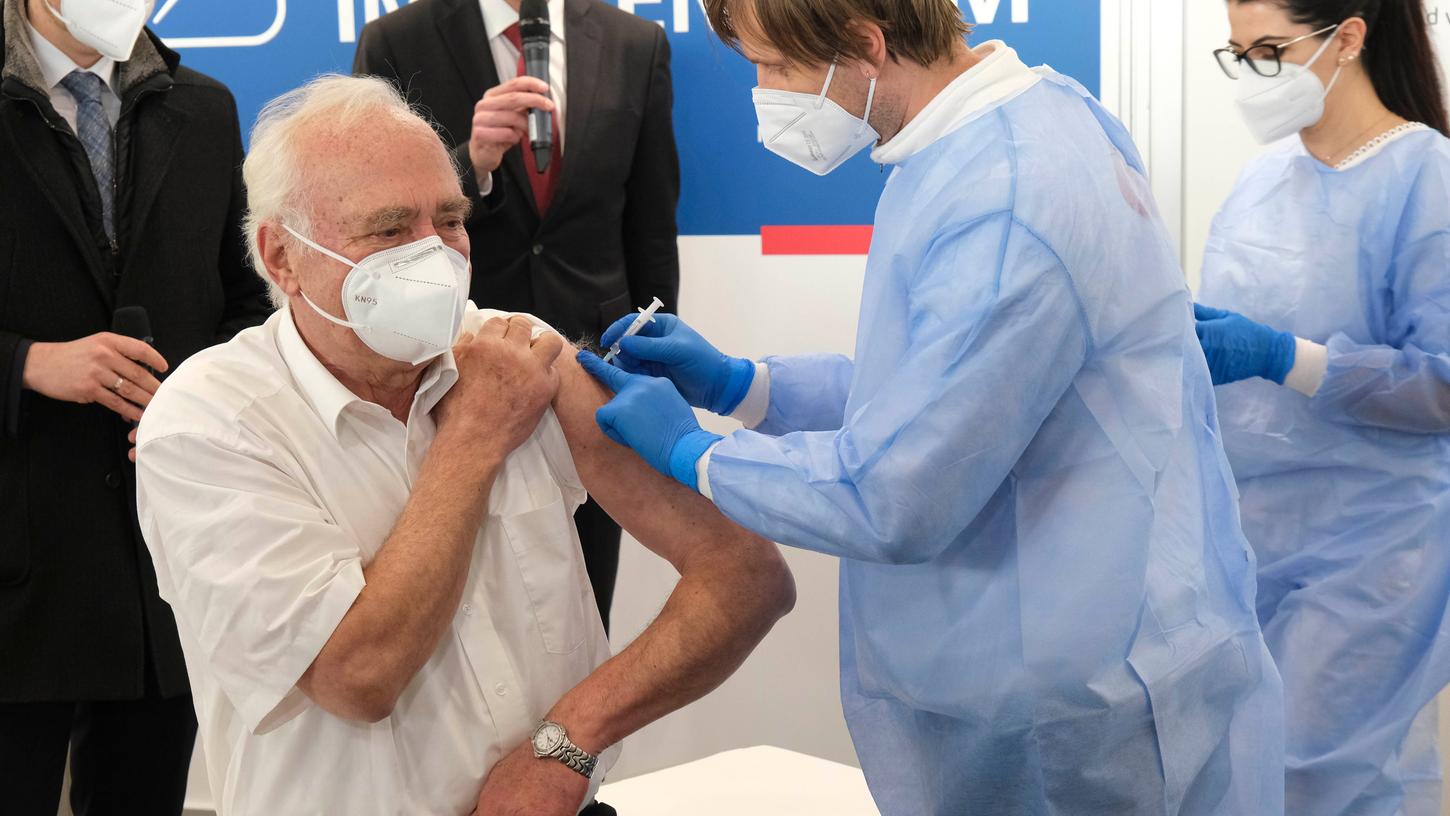 Der Nürnberger Hausarzt Wilhelm Renard erhielt offiziell als erster Impfkandidat die Spritze im Impfzentrum in der NürnbergMesse.