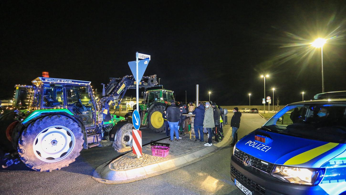 Erneut haben Landwirte mit rund 25 Traktoren das Lidl-Zentrallager in Eggolsheim (Landkreis Forchheim) blockiert. 