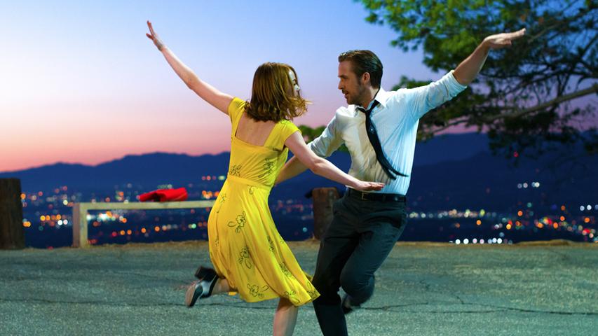 Kino so wie es sein sollte: Ryan Gosling und Emma Stone begeistern in La La Land mit ihren selbst performten Songs und mitreißenden Tanznummern. Die mehrfach ausgezeichnete Liebesgeschichte ist ab 12. Januar bei Prime Video im Angebot. 