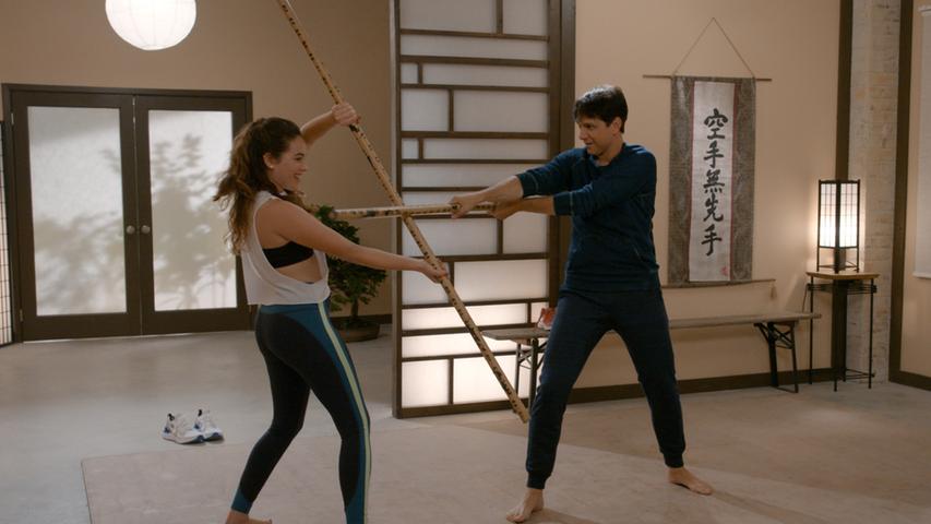 Die dritte Staffel von Cobra Kai startet am 8. Januar bei Netflix. In der Reihe, die 30 Jahre nach dem Karate-Turnier von All Valley einsetzt, sind weiterhin Ralph Macchio und William Zabka aus den alten Karate Kid-Filmen zu sehen. 