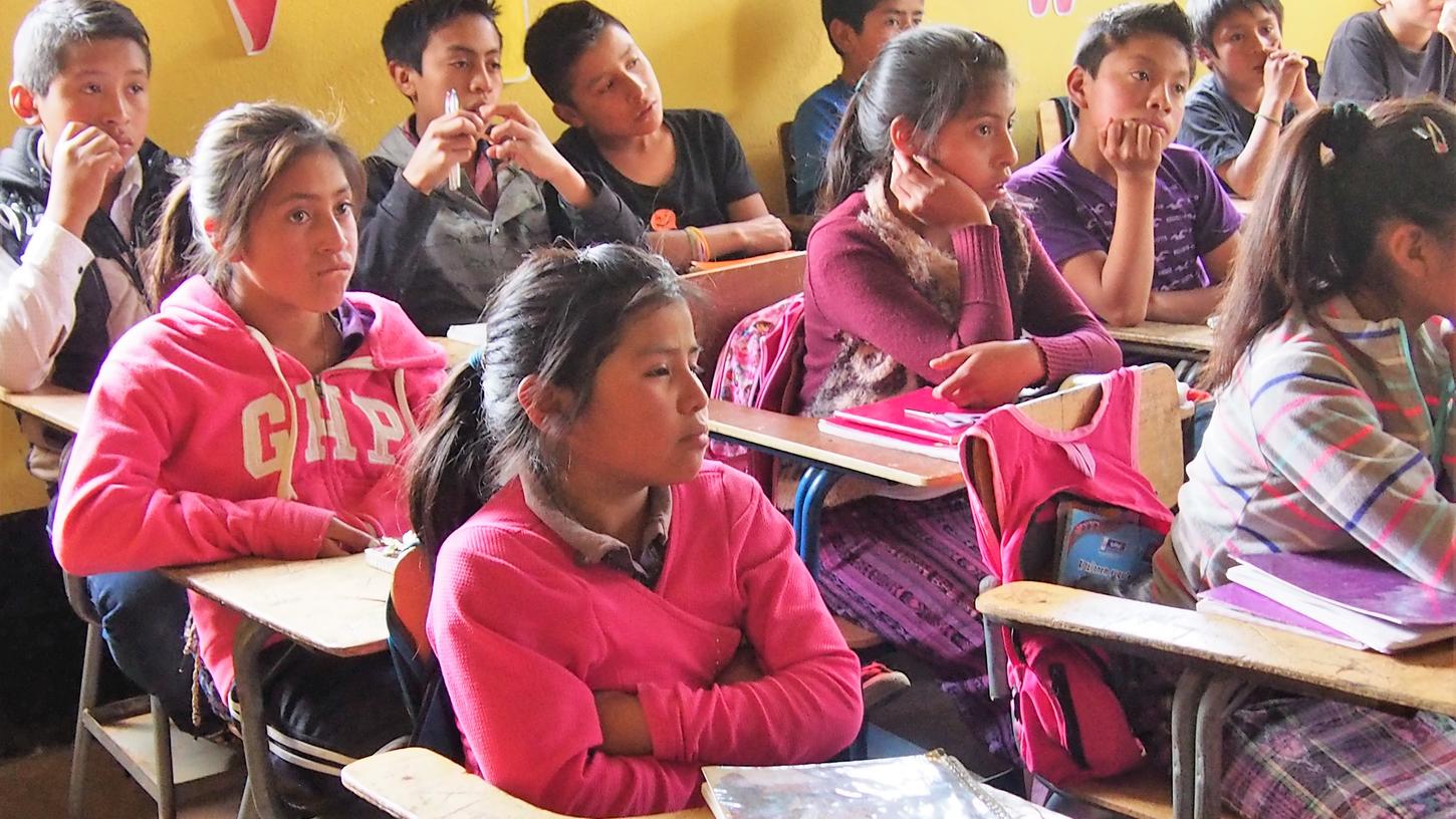 Mit zwölf Schülern in einer Lehmhütte hat im Hochland Guatemalas alles angefangen. Heute haben die knapp 300 Schüler dort moderne Klassenzimmer zur Verfügung.
Mit zwölf Schülern in einer Lehmhütte hat im Hochland Guatemalas alles angefangen. Heute haben die knapp 300 Schüler dort moderne Klassenzimmer zur Verfügung.