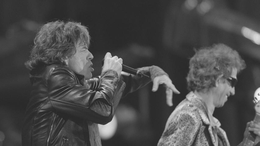 Mick Jagger (li.) und Keith Richards auf dem Zeppelinfeld am 14. Juni 1998.
