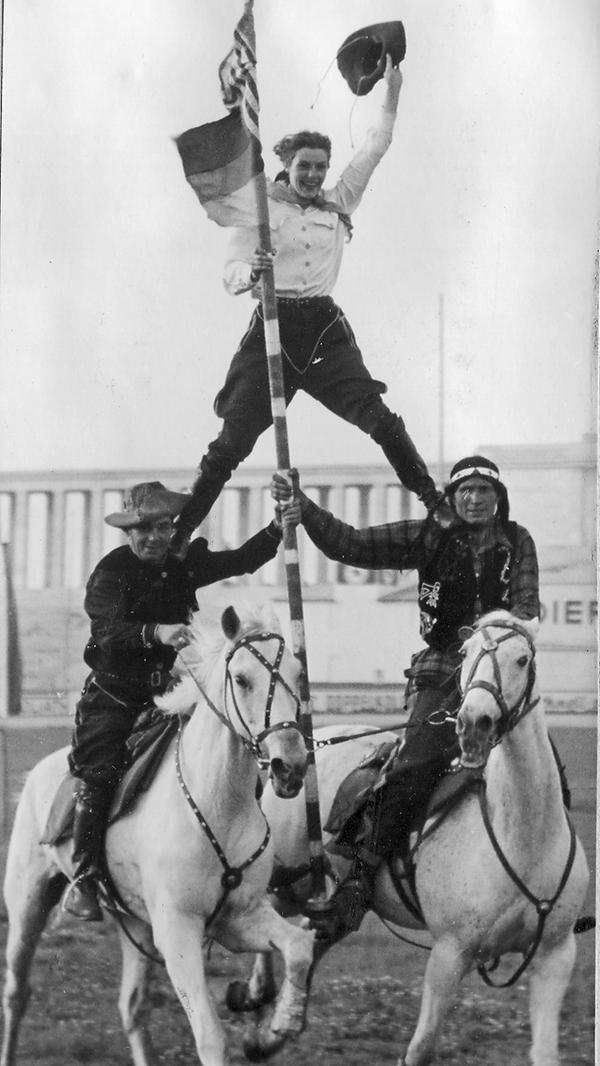 "Internationale Indianerschau" im Juni 1951 auf dem Zeppelingelände. Unser Fotograf schrieb als Vermerk: "Hier wird eine schneidige Pyramide gezeigt."