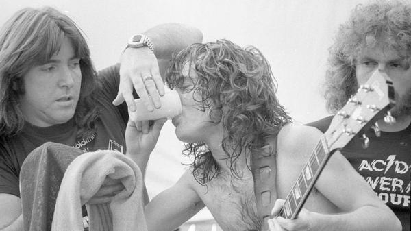 Dieses Foto enstand beim Auftritt der Rockband AC/DC im September 1979 auf dem Zeppelinfeld. Unser Fotograf schrieb darunter: "Helfer und Mitglied von Band AC/DC - erschöpft".