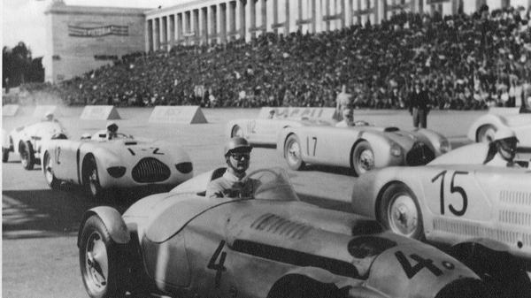 Rennwagen an der Zeppelintribüne beim Norisringrennen im Jahr 1951 für Flitzer "bis 2000 ccm".