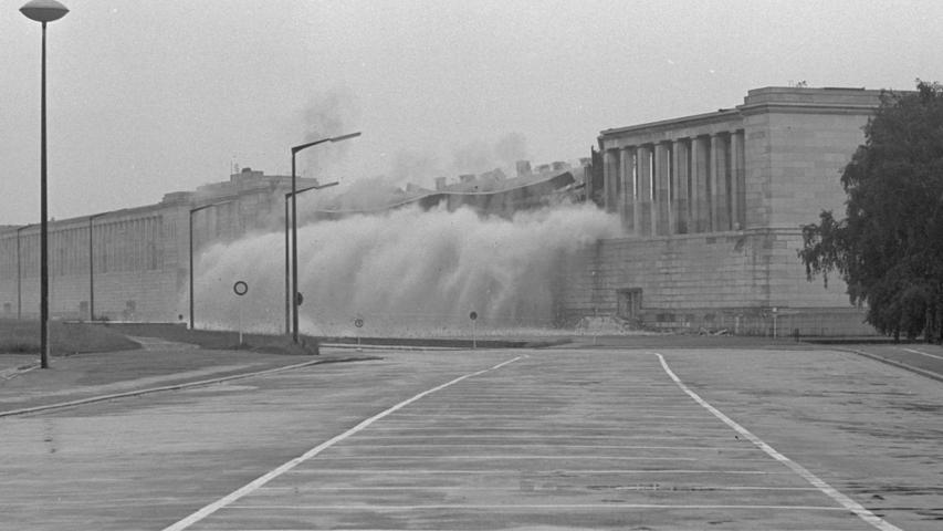 "Die umstrittene Sprengung am Zeppelinfeld verlief nicht ganz programmgemäß. Siebzehn Säulen blieben stehen", heißt es in der Bildbeschreibung dieses historischen Fotos aus dem Jahr 1967. 
