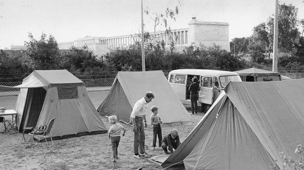 Zu diesem Bild stand im Jahr 1965 in den Nürnberger Nachrichten: "Es war zwar nicht schön, bot aber den Campern wenigstens einen Unterschlupf: das alte Provisorium an der Zeppelinstraße". Im Hintergrund ist die Zeppelintribüne zu sehen.