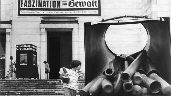 Die Ausstellung "Faszination und Gewalt" an der Zeppelintribüne, hier auf einem Foto aus dem Jahr 1992.