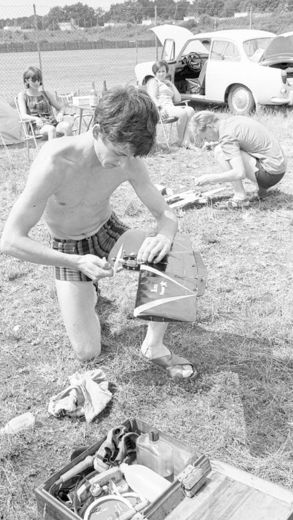 Mit so genannten "Fesselfliegern", Flugzeugmodellen aus Draht, kämpften Modellbauer vor der großen Steintribüne im Juli 1967 um den Titel "Bayerischer Meister".