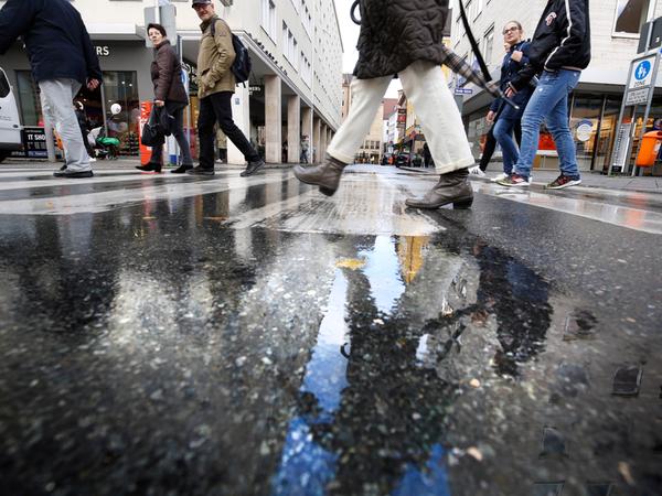 Fußgänger – hier unterwegs an der Färberstraße – wurden in der Verkehrspolitik lange unterschätzt und oft vernachlässigt. Jetzt entdeckt das Rathaus sie langsam wieder. Problemstellen sollen beseitigt werden
Fußgänger – hier unterwegs an der Färberstraße – wurden in der Verkehrspolitik lange unterschätzt und oft vernachlässigt. Jetzt entdeckt das Rathaus sie langsam wieder. Problemstellen sollen beseitigt werden