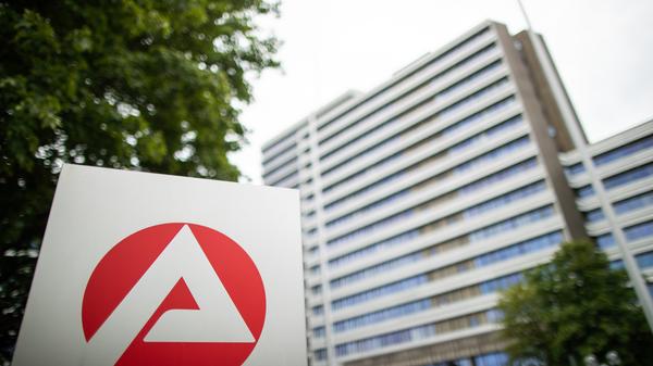In der Zentrale der Bundesagentur inklusive der Auslagerungen innerhalb Nürnbergs arbeiten 1500 Beschäftigte. Hinzu kommen 2977 Mitarbeiter der Dienststelle Regionaldirektion Bayern sowie der mittelfränkischen Jobcenter. Damit ergibt sich eine Gesamtzahl von 4477 Mitarbeitern. Ausgenommen sind die Jobcenter, die in kommunaler Verantwortung stehen.