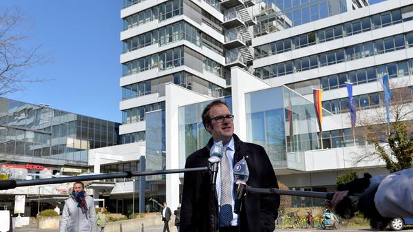 Für die Stadt Erlagen (im Bild Oberbürgermeister Florian Janik, SPD) arbeiten 2899 Mitarbeiter.