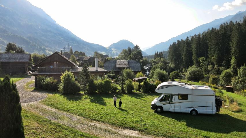Stellplatz auf einer Wiese hinter einem Bauernhof in Kärnten. Hier ein klassisches 6,50m-Familienwohmobil mit Alkoven, unter 3,5 Tonnen und sechs Sitzplätzen mit Doppeldinette. Für vierköpfige Familien eignen sich auch Fahrzeuge unter 6,50 Meter mit vier Gurtplätzen.
Stellplatz auf einer Wiese hinter einem Bauernhof in Kärnten. Hier ein klassisches 6,50m-Familienwohmobil mit Alkoven, unter 3,5 Tonnen und sechs Sitzplätzen mit Doppeldinette. Für vierköpfige Familien eignen sich auch Fahrzeuge unter 6,50 Meter mit vier Gurtplätzen.